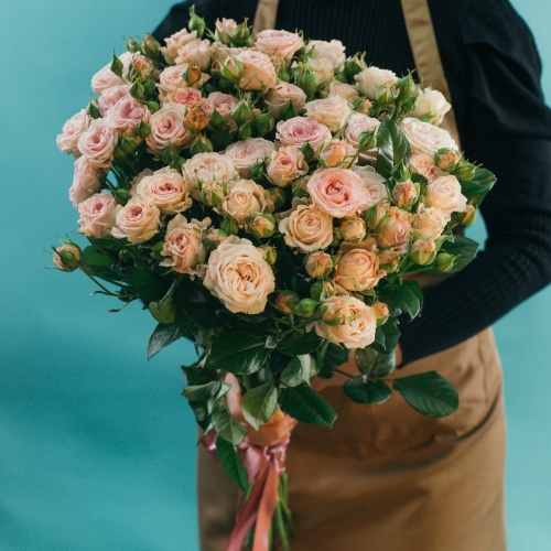 11 кустовых пионовидных нежно-розовых роз (Россия)