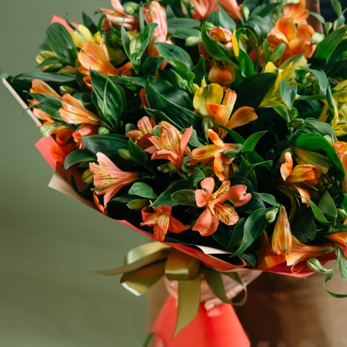 Букет из разноцветных альстромерий