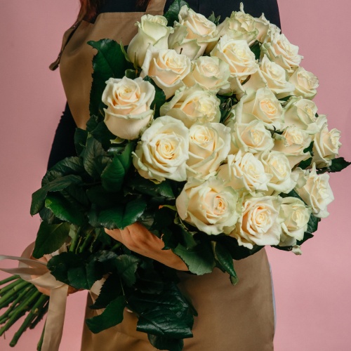 25 кремовых роз (Россия)
