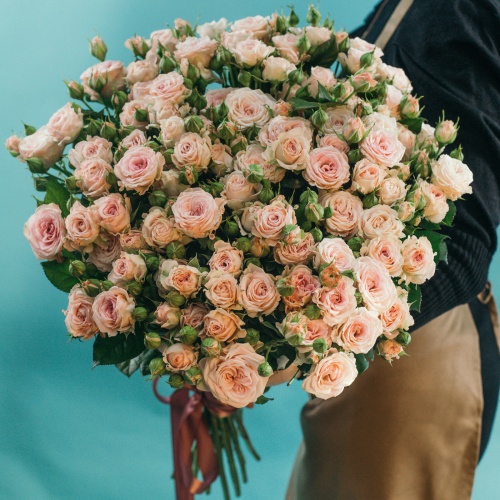 19 кустовых пионовидных нежно-розовых роз (Россия)